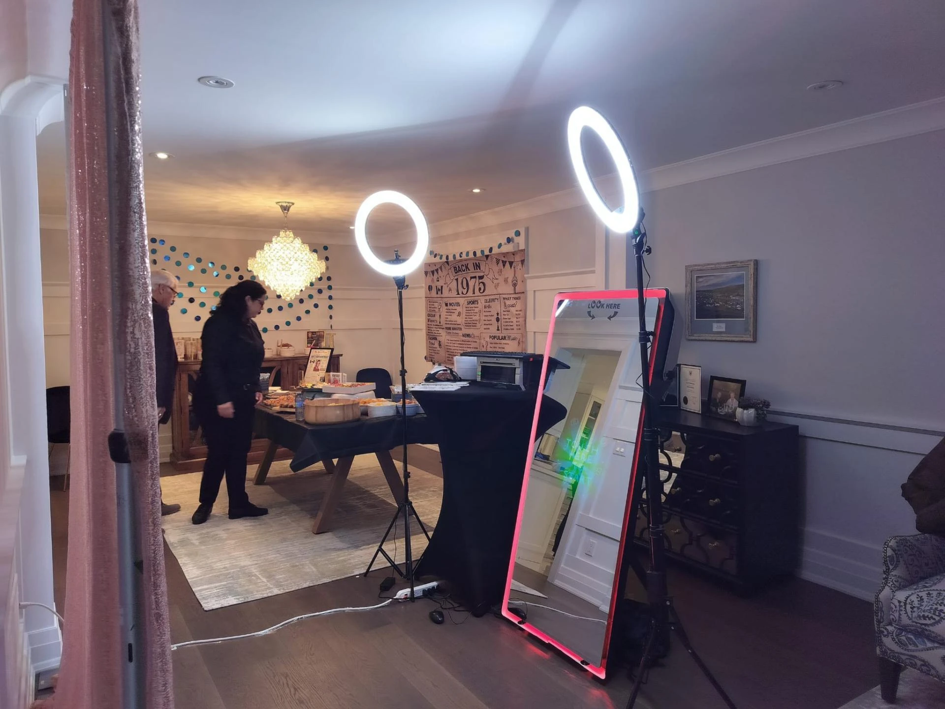 Ottawa Mirror Photo Booth Selfie Booth