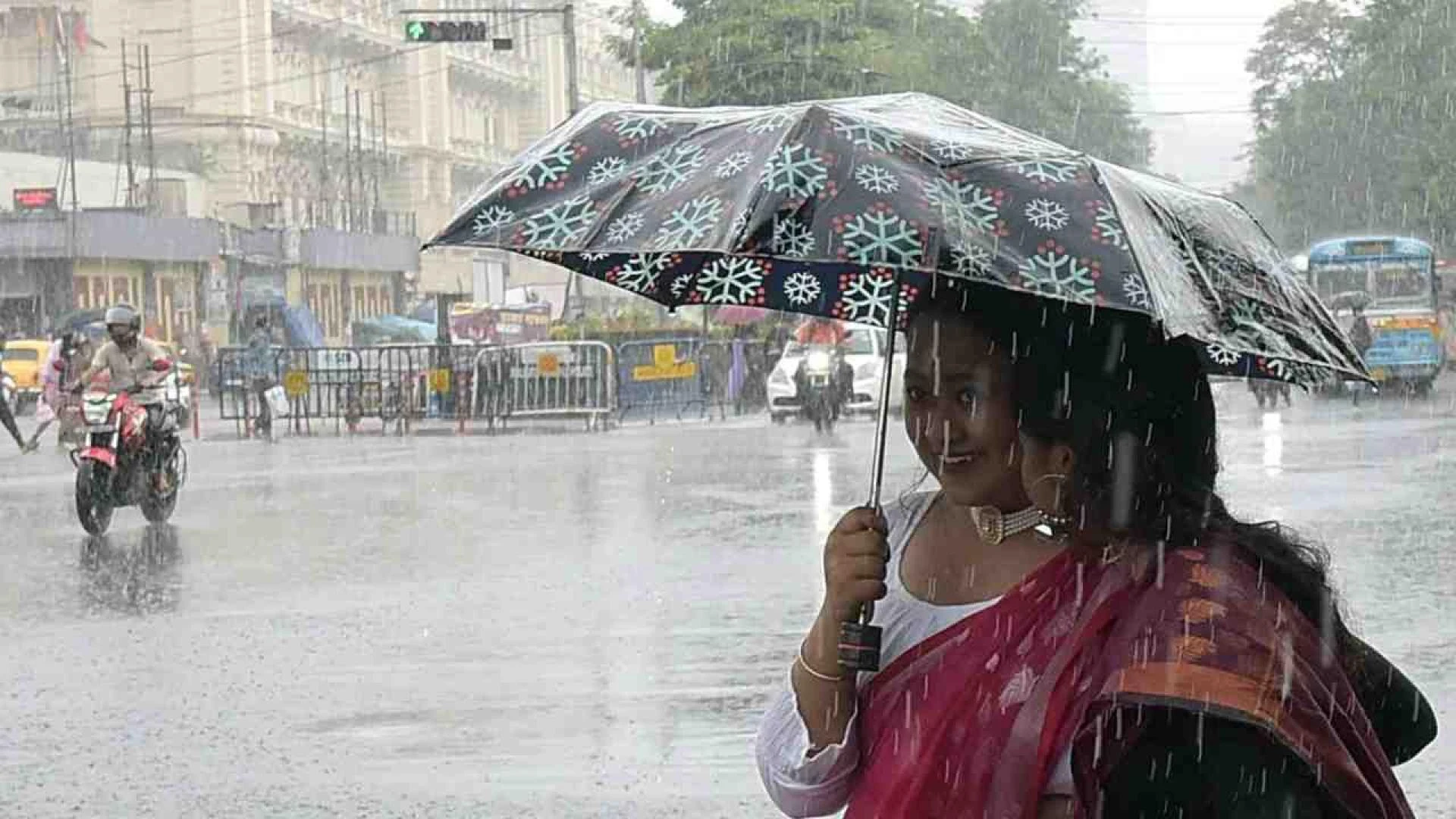 নিম্নচাপের চোখ রাঙানি, দক্ষিণবঙ্গের ৫ জেলায় বজ্রবিদ্যুৎ সহ ভারী বৃষ্টি, আজকের আবহাওয়া
