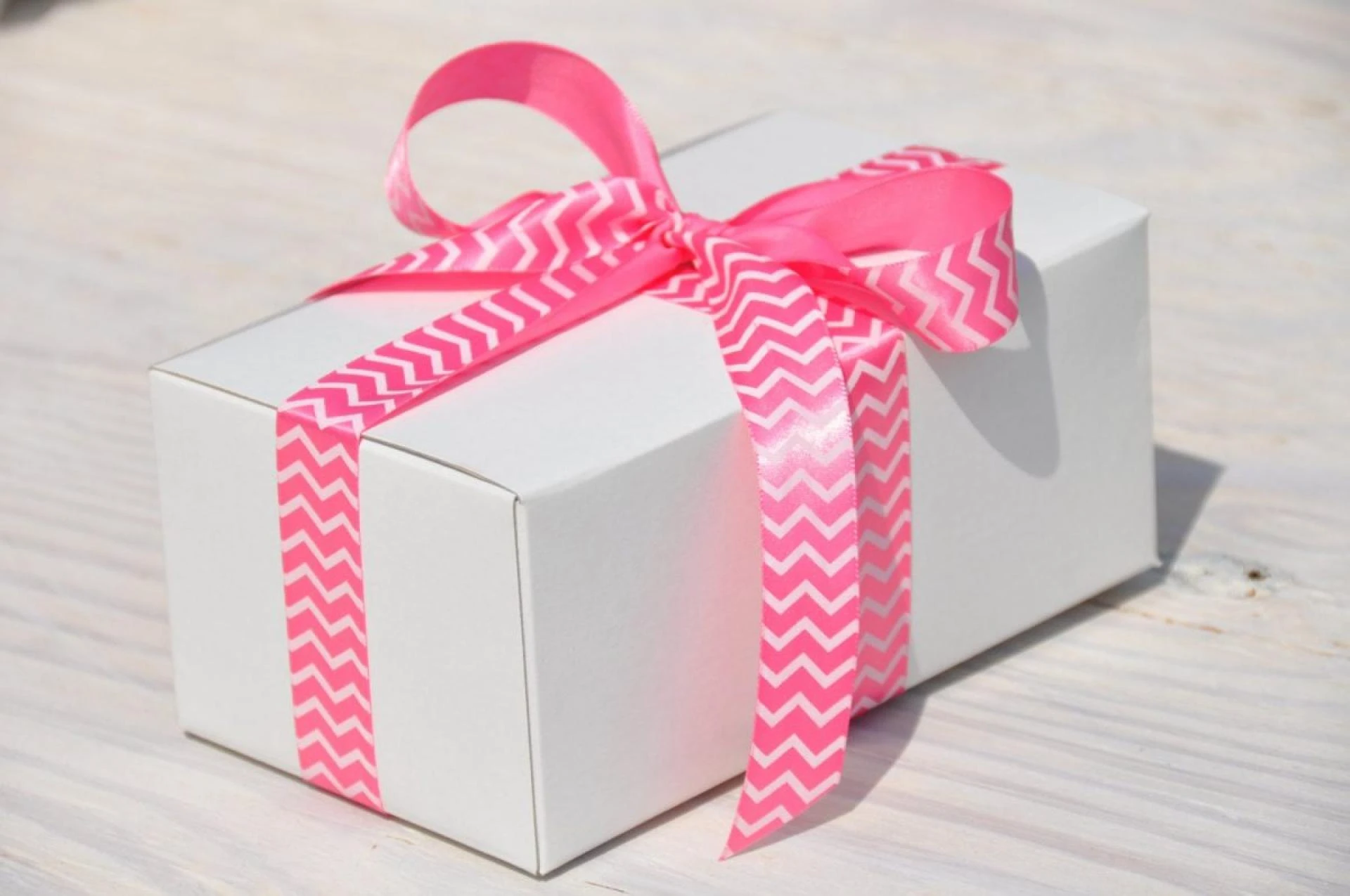 Give the bakery items a sense of visibility with creative bakery boxes