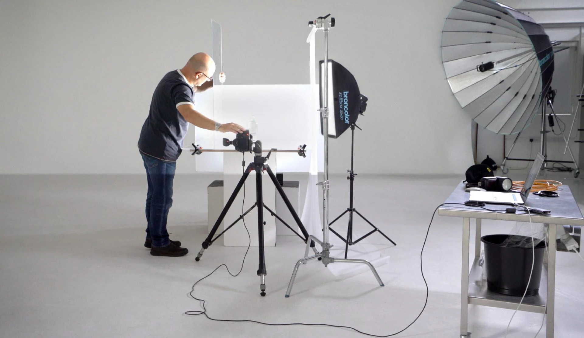 "Mastering the Art of E-Commerce Product Photography: Tips and Tricks for Captivating Visuals"