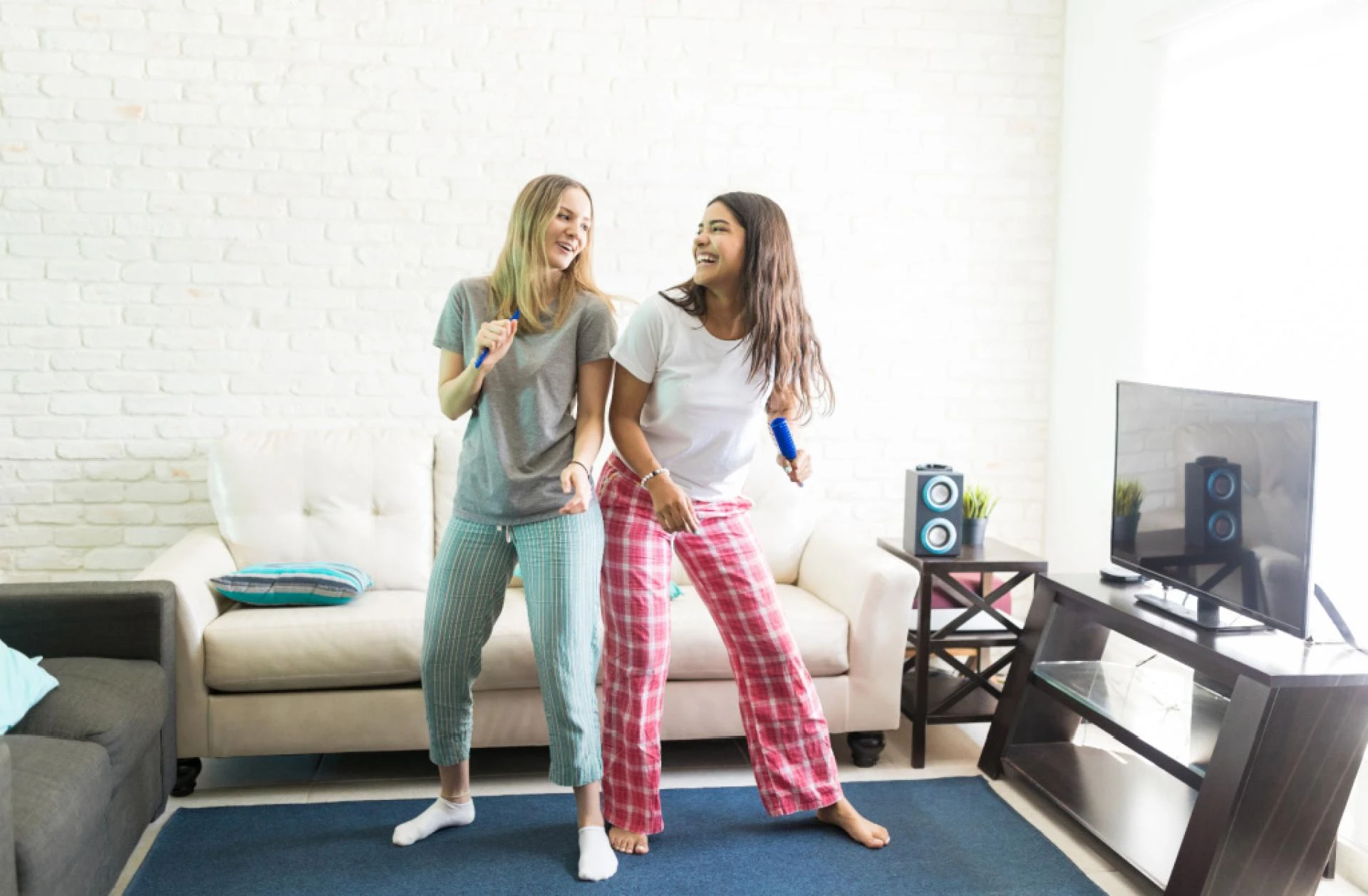 PROS &amp; CONS OF LIVING WITH A ROOMMATE