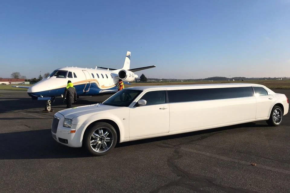  Stress-Free Travel: The Benefits of Using a Limo Service for Airport Transfers