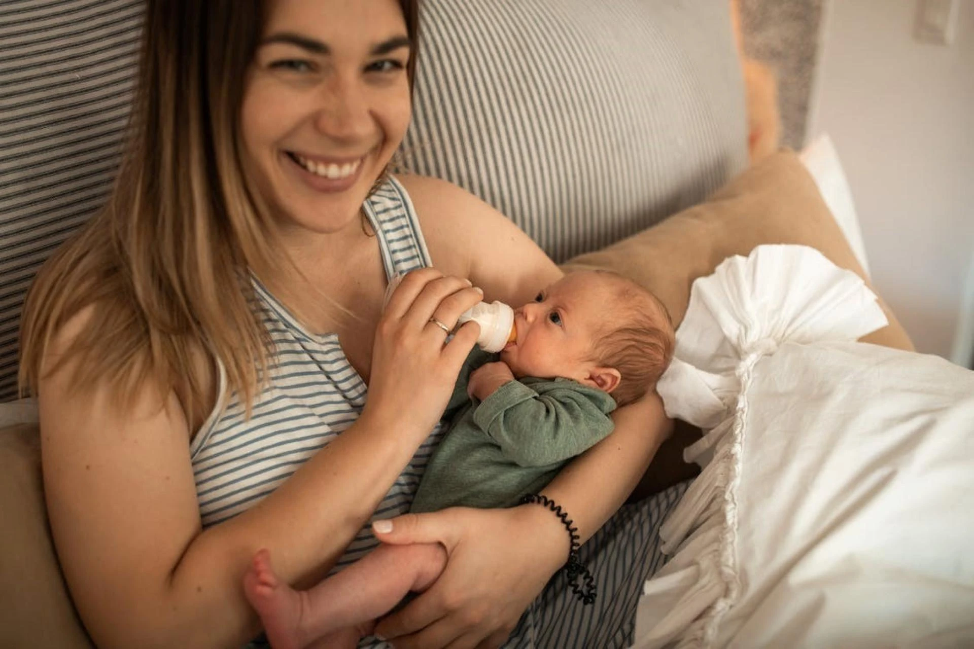 Navigating Parenthood: A Closer Look At Breastfeeding, Formula Feeding, And The Sleep Equation