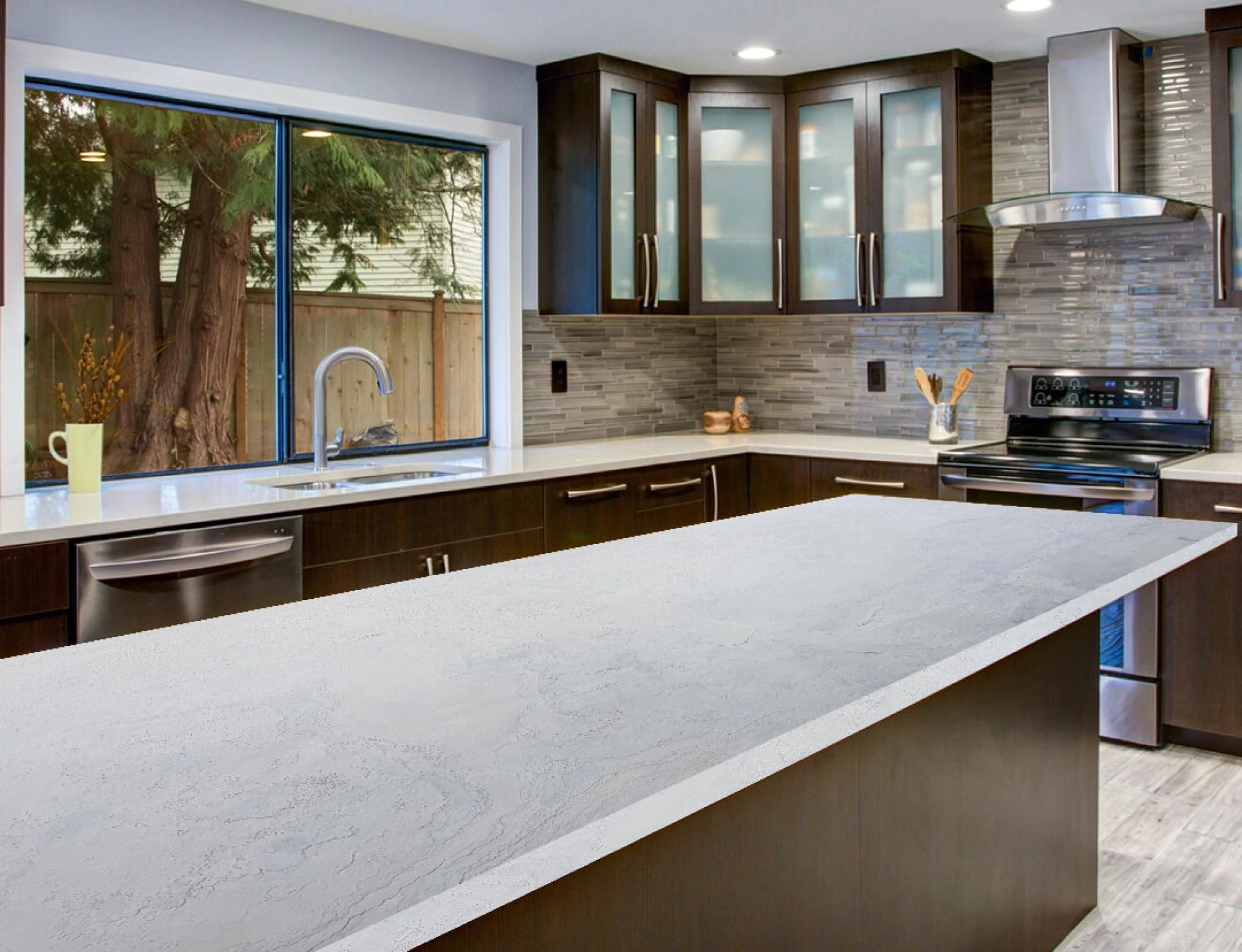 What color cabinets with black granite countertops