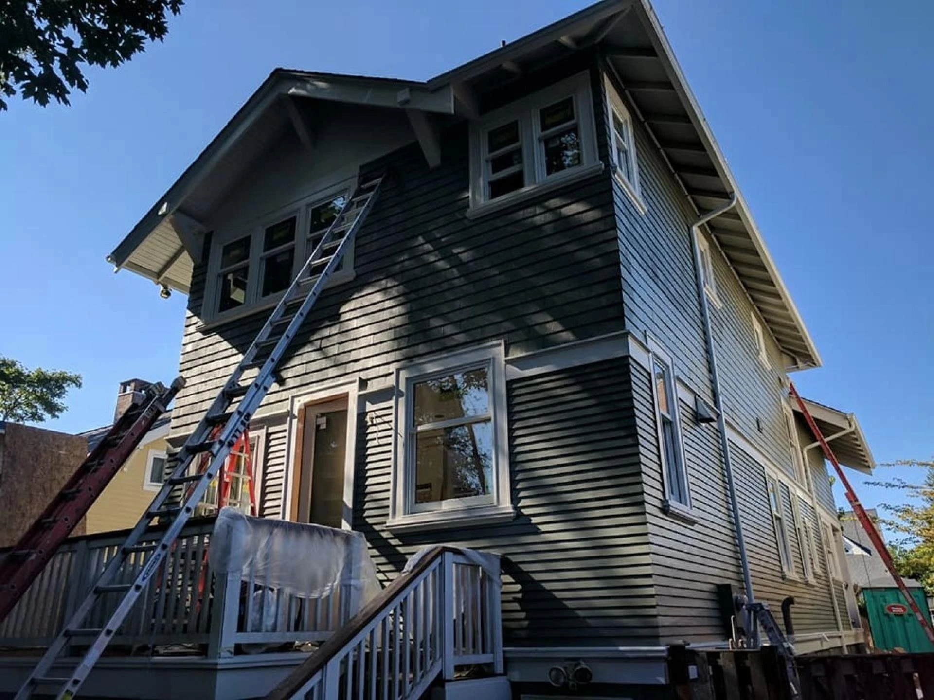 In Edmonds, Who provides professional exterior painting services?