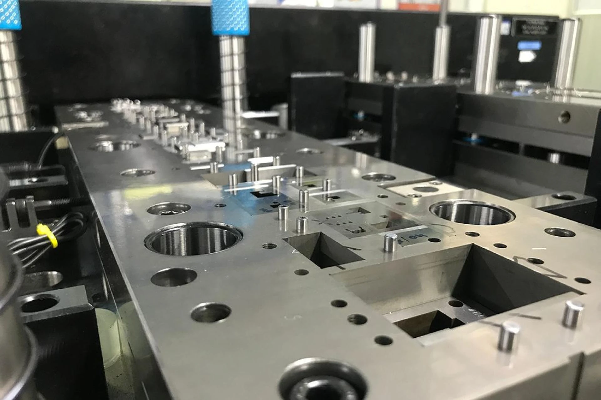 What are the Different Types of Dies Used in Metal Stamping?