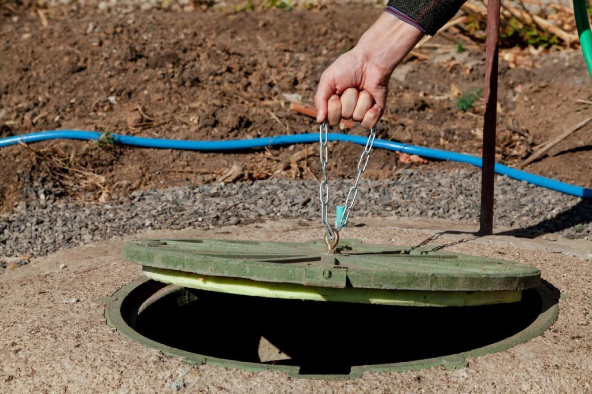 Blocked Manhole in Bristol: Unblocking the Path to Smooth Drainage!