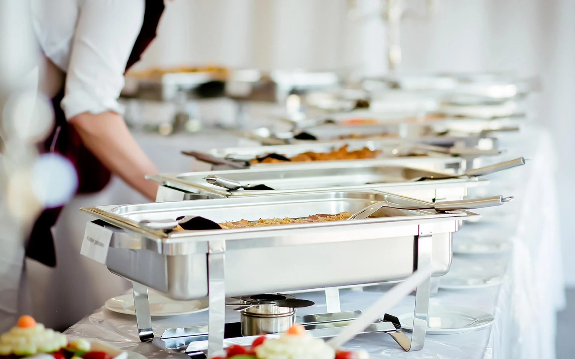 5 Essential Tips for Hosting Your Friends And Family Parties and Choose the right caterer