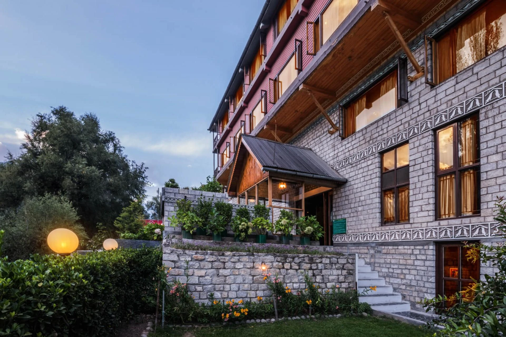 Escape to Tranquility: Resorts in Manali for Honeymoon and the Allure of Holiday Inn Manali