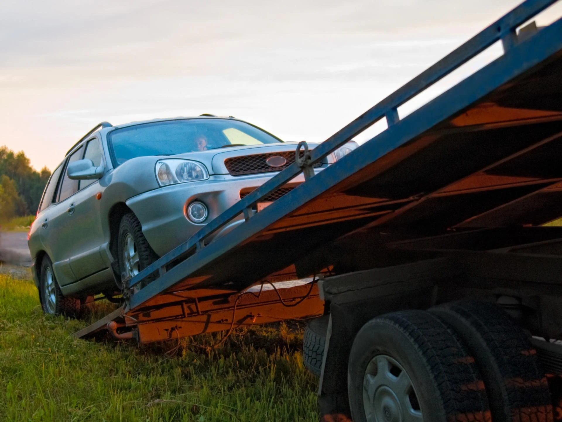 Keeping You and Your Vehicle Safe: 4 Vital Steps for an Emergency Tow