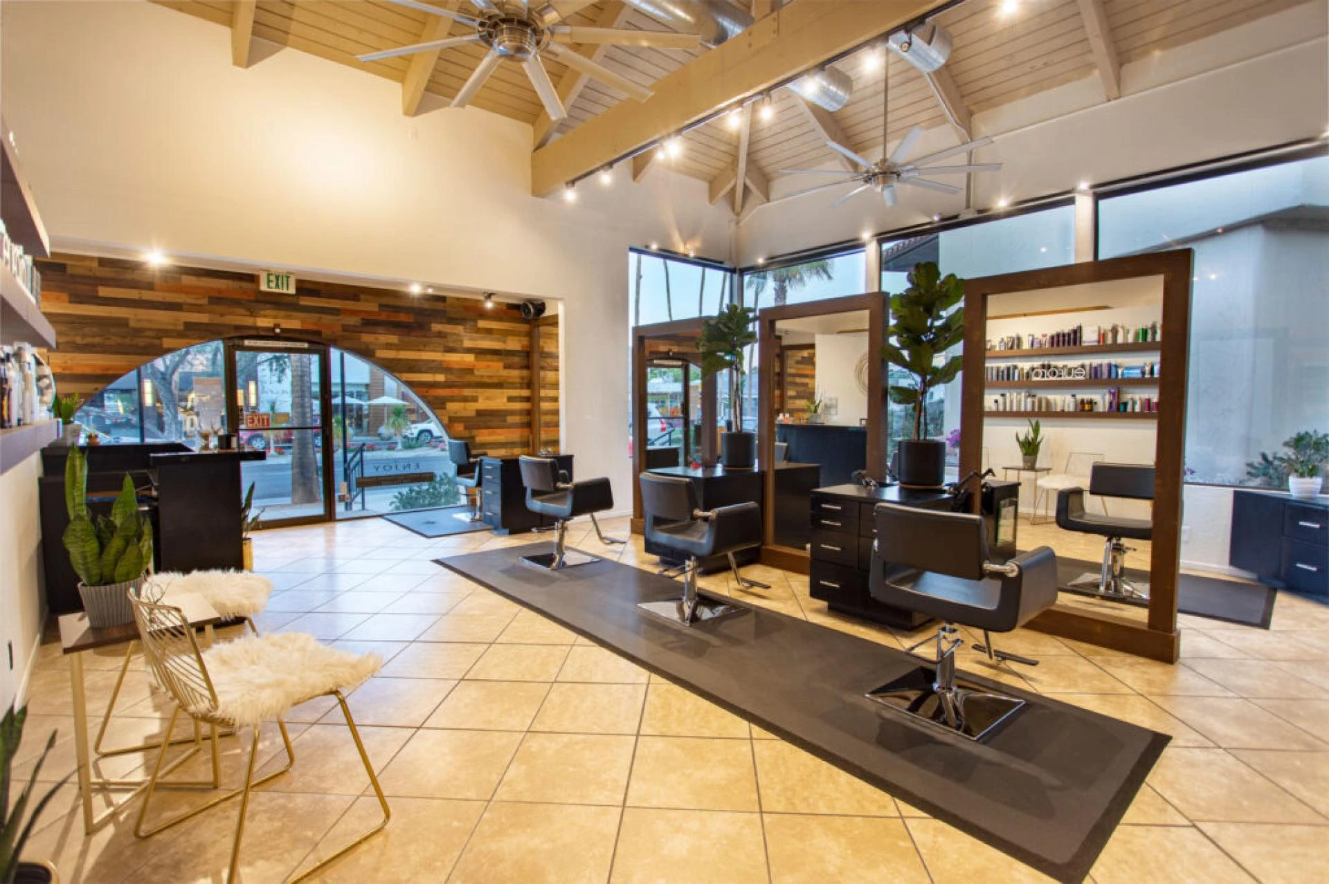 The Advantages of Visiting a Hair Salon