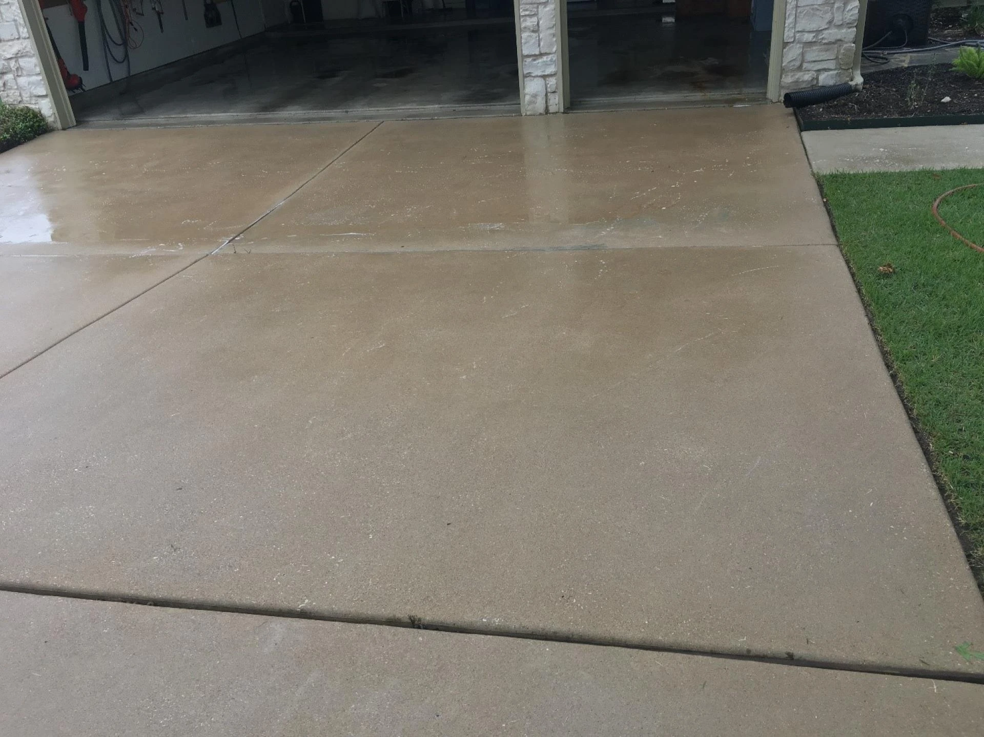How Pressure Washing Round Rock Transforms Properties