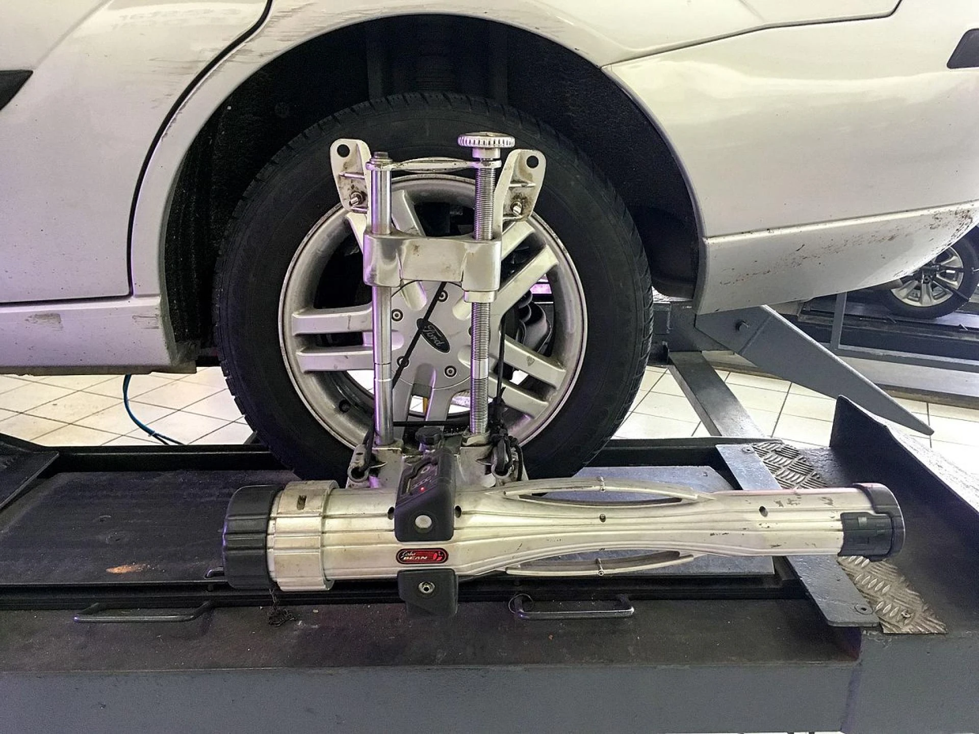 An Overview of Car Wheel Alignment Machine