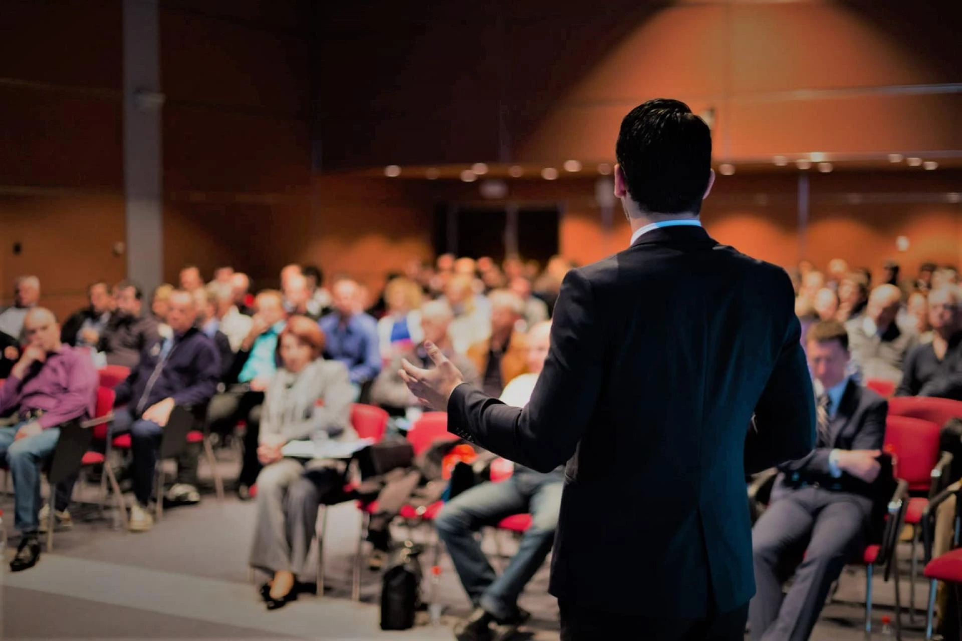 What criteria should be considered while choosing a venue for an international conference?