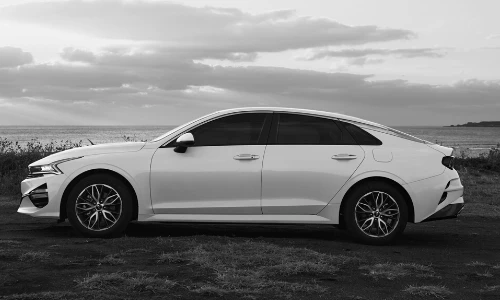 Damaged Tyre Replacement by Emergency Tyre Change Abu Dhabi