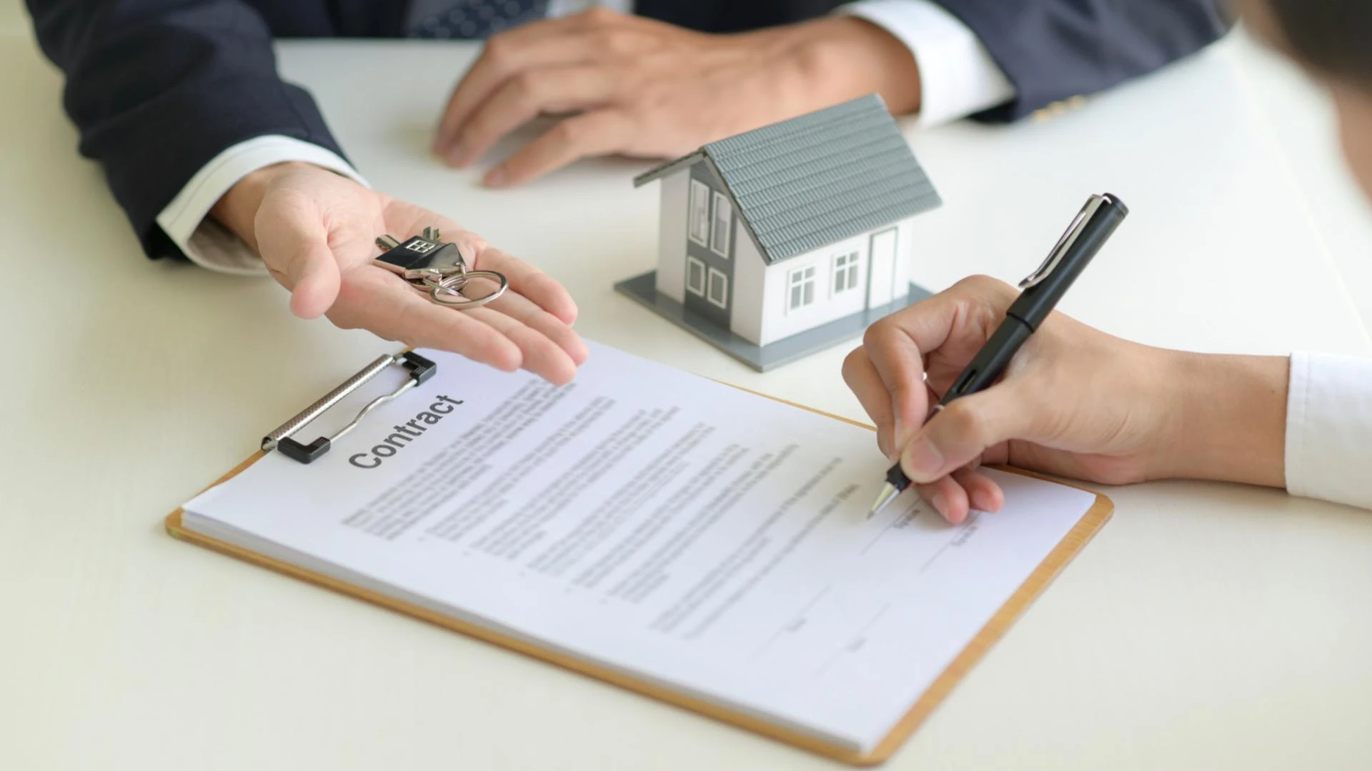 Should A Homeowner Sign An Exclusive Listing Contract?