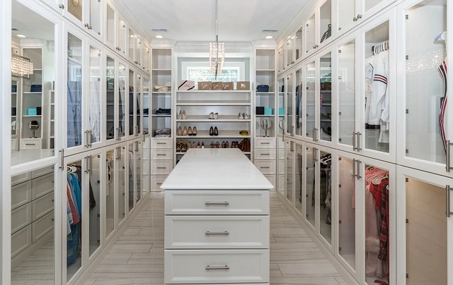 Best Design Ideas to Transform Your Walk-In Closets