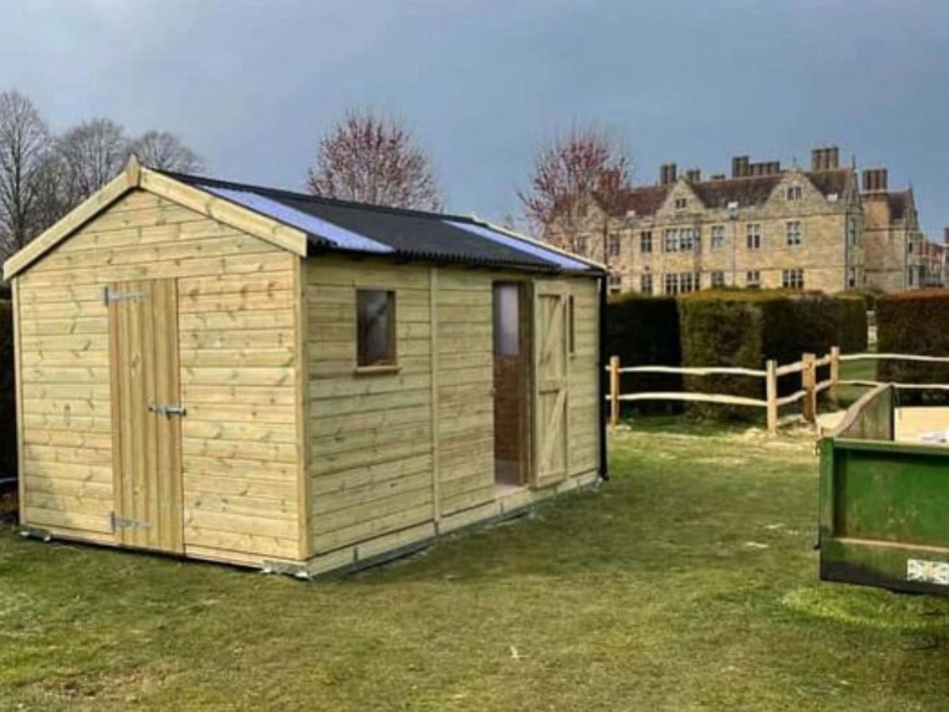 7 Must-Have Features for Wooden Stables in the UK