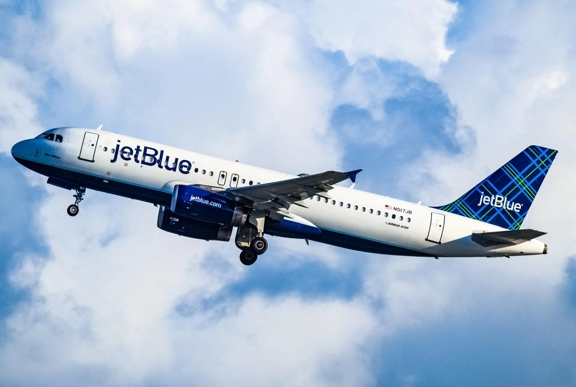 ¿Cómo me puedo comunicar con JetBlue en español?