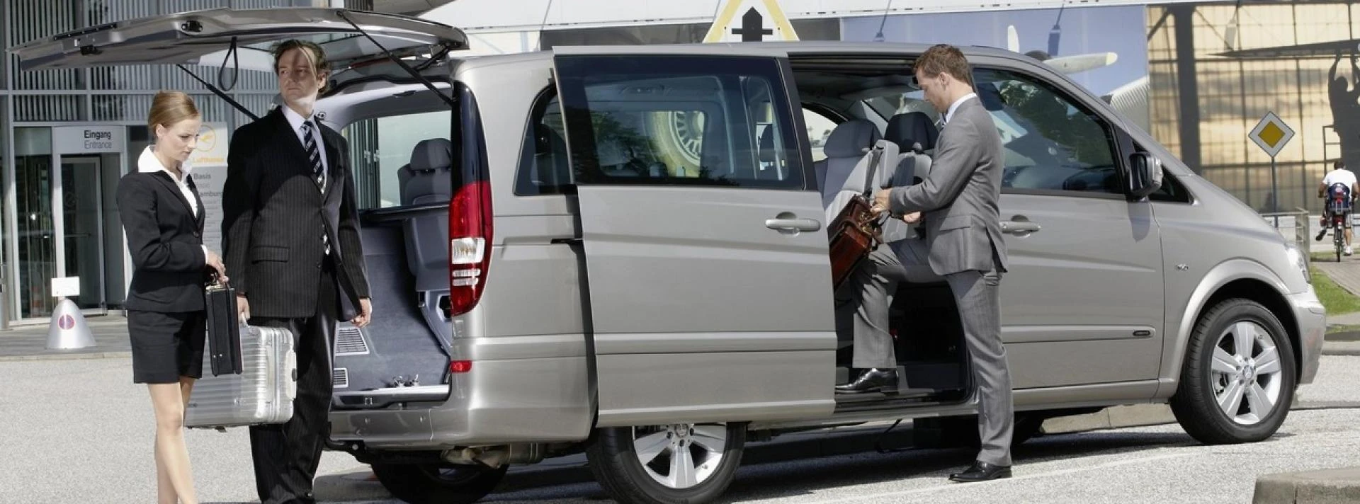 What Are The Advantages Of Hiring A Minibus High Wycombe?