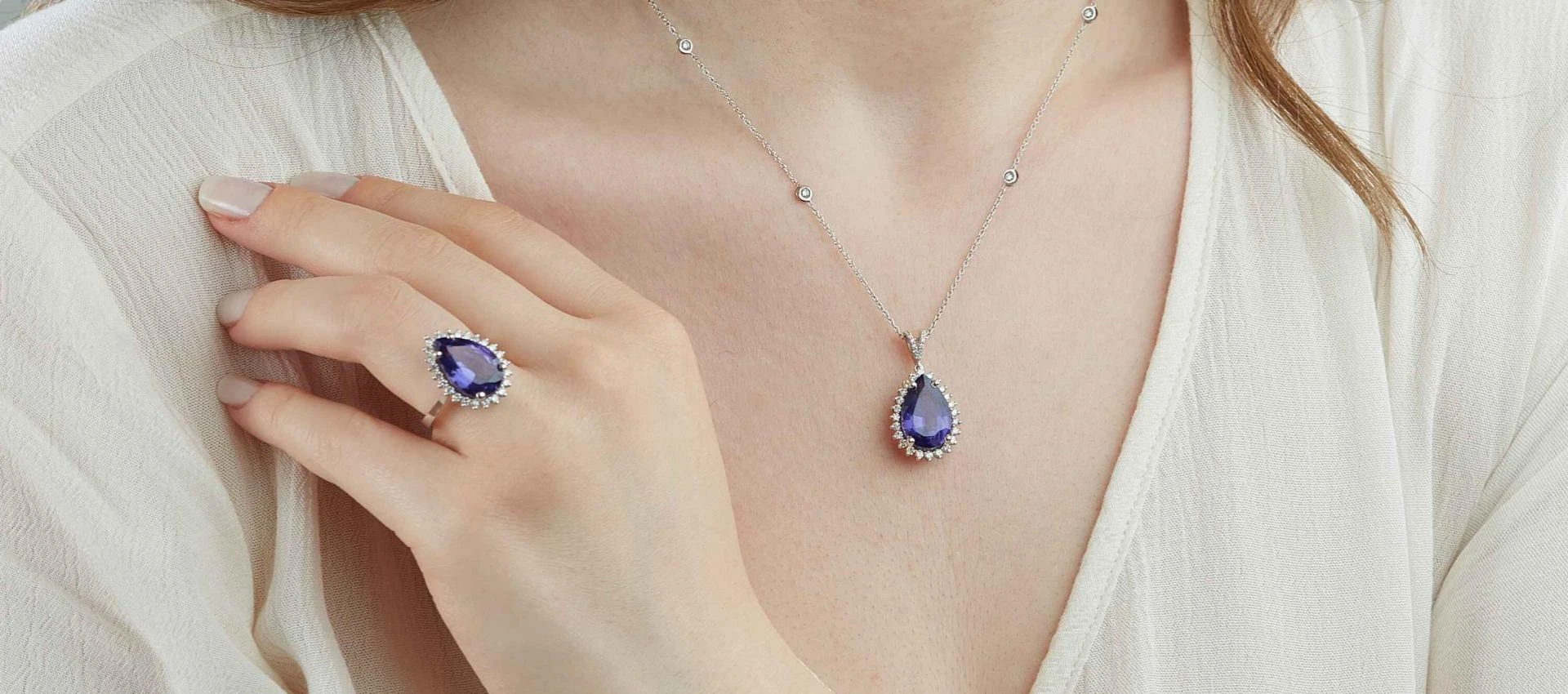 How to Wear Blue Sapphire Ring for Females?