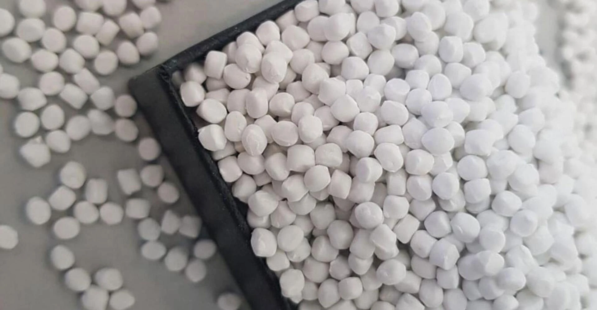 White Masterbatch Manufacturers: Crafting Brilliance in the World of Plastics