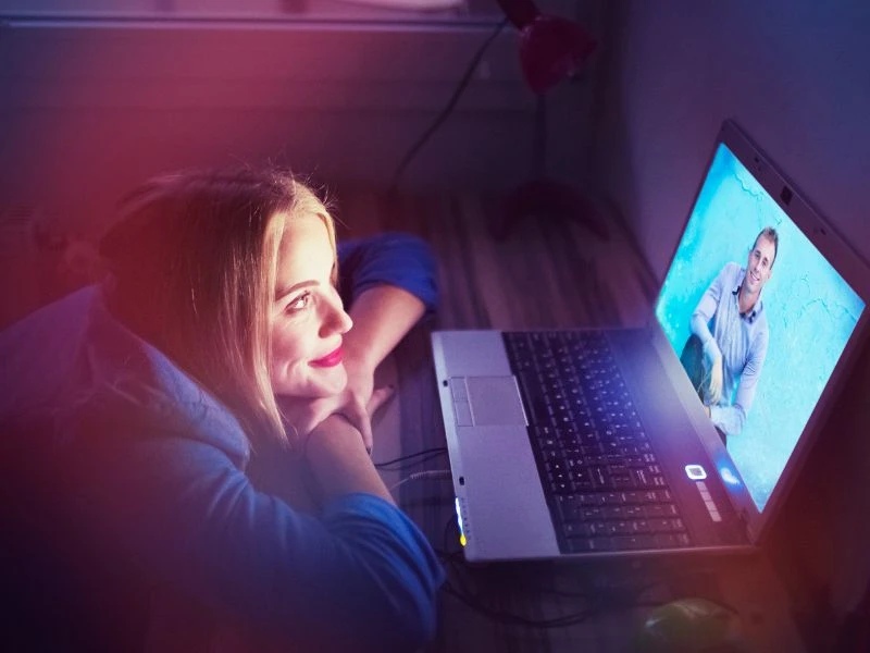 A Guide to Navigating Online Dating Risks: Swipe Smart, Stay Safe