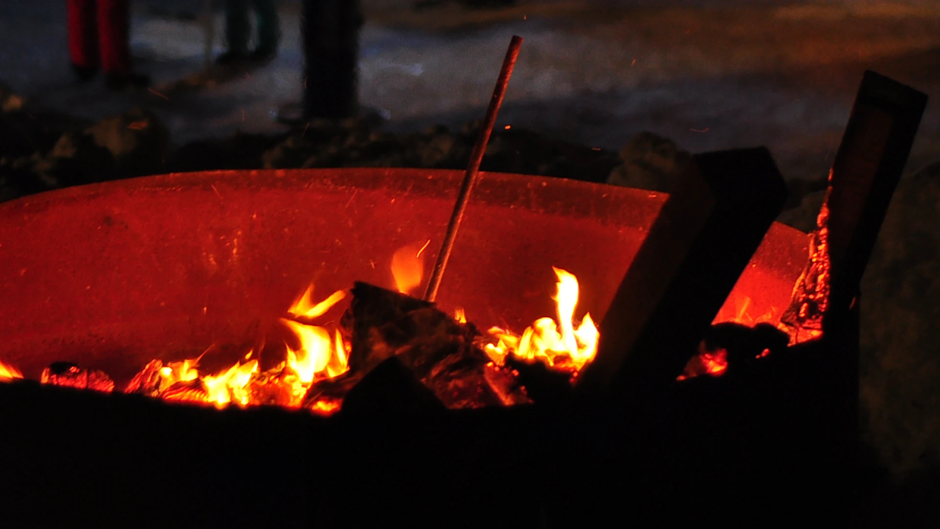 Smokeless Fire Pits: Keep Your Clothes Smelling Nice