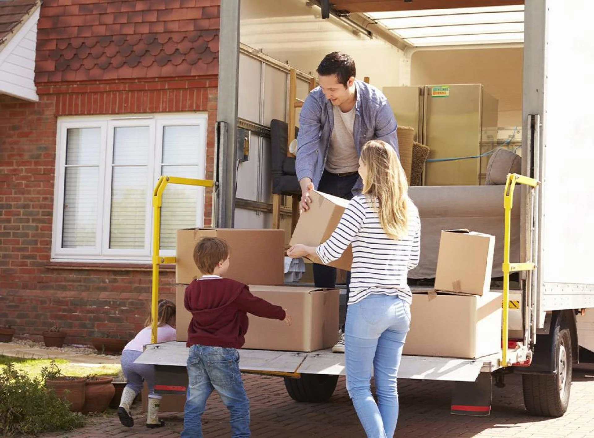 Why Should You Hire a Home Removal Berkshire Company?