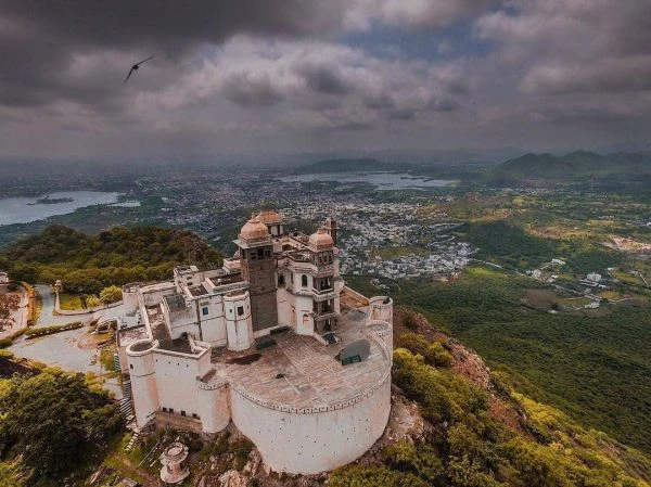 Exploring the Sajjangarh Monsoon Palace: Rainy Season Wonder