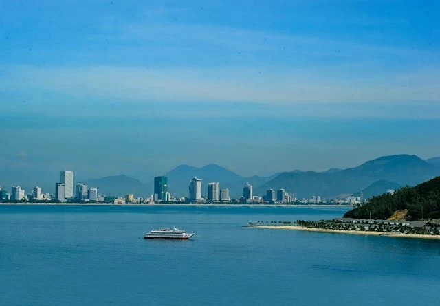 Track Cruise Ships: The Ultimate Guide