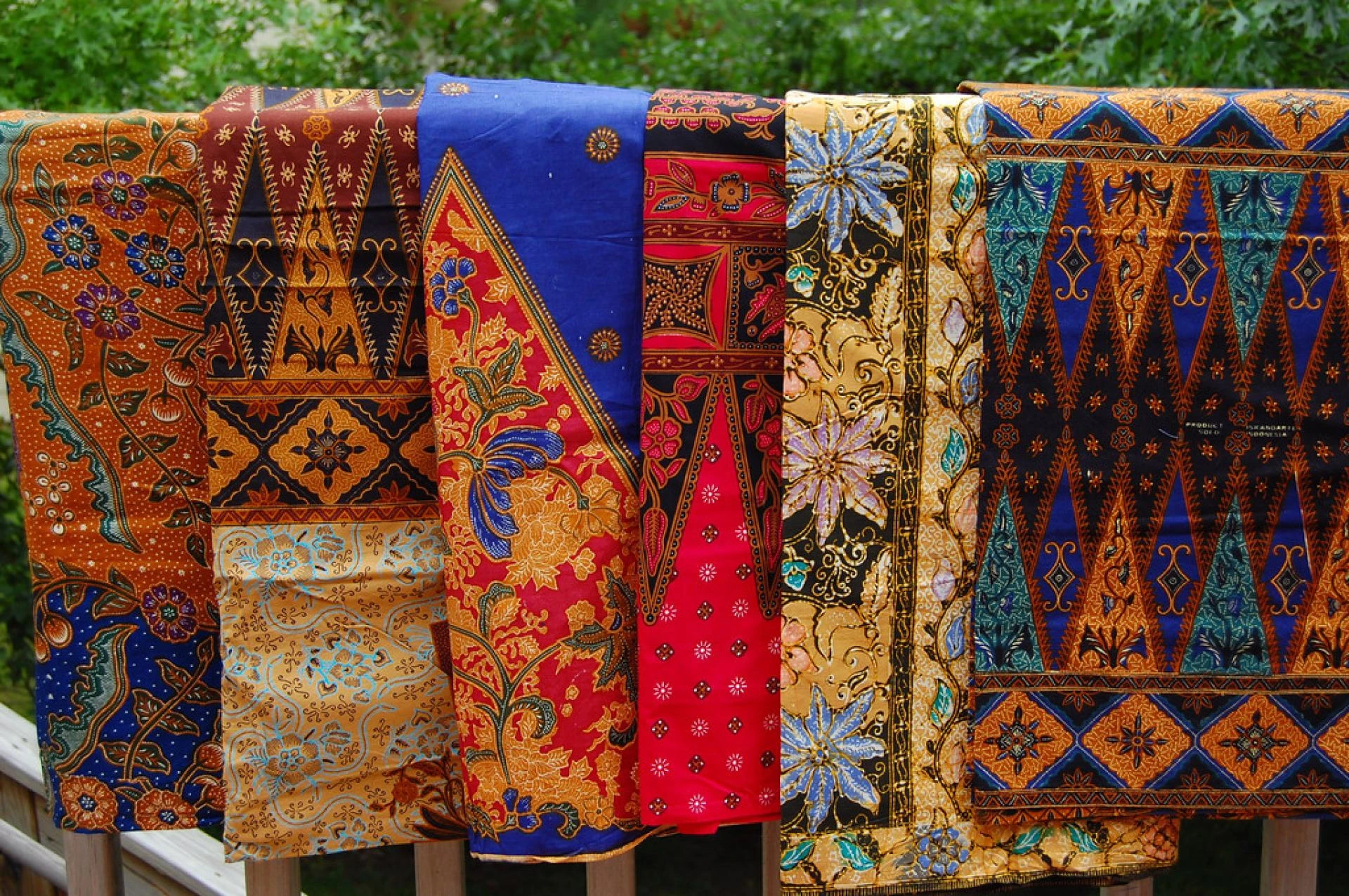 Unlocking Style with Black Sarongs: Your Ultimate Fashion Statement