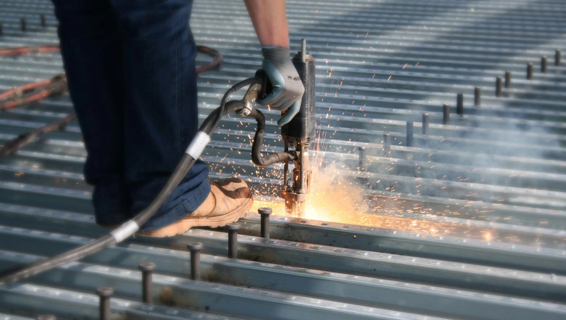 Enhancing Construction Efficiency: The Role of Rental Stud Welding Machines and Self-Drilling Screws