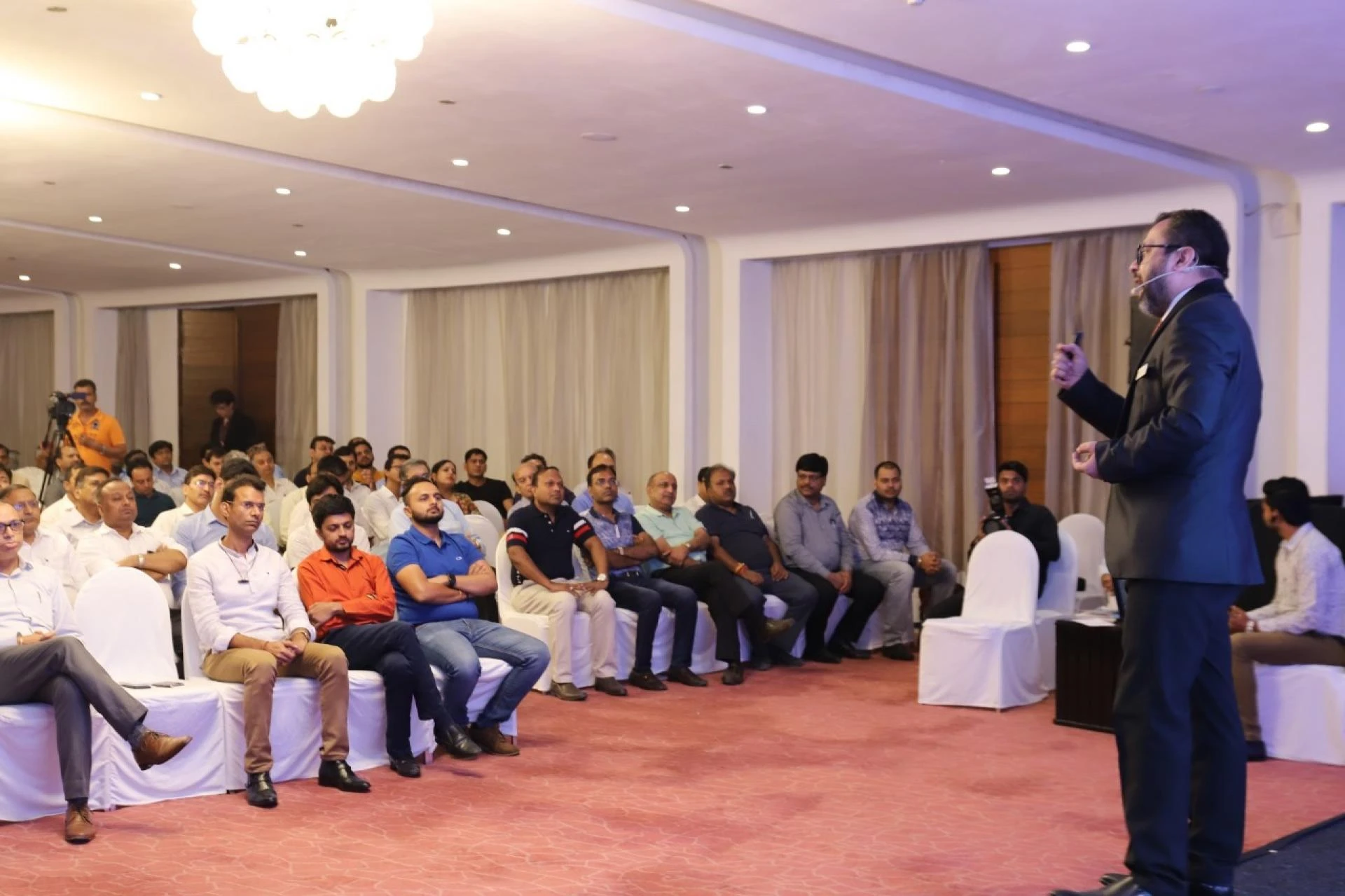 Leadership Training for Managers: Elevating Skills with Coach Sushil Arora 🌟