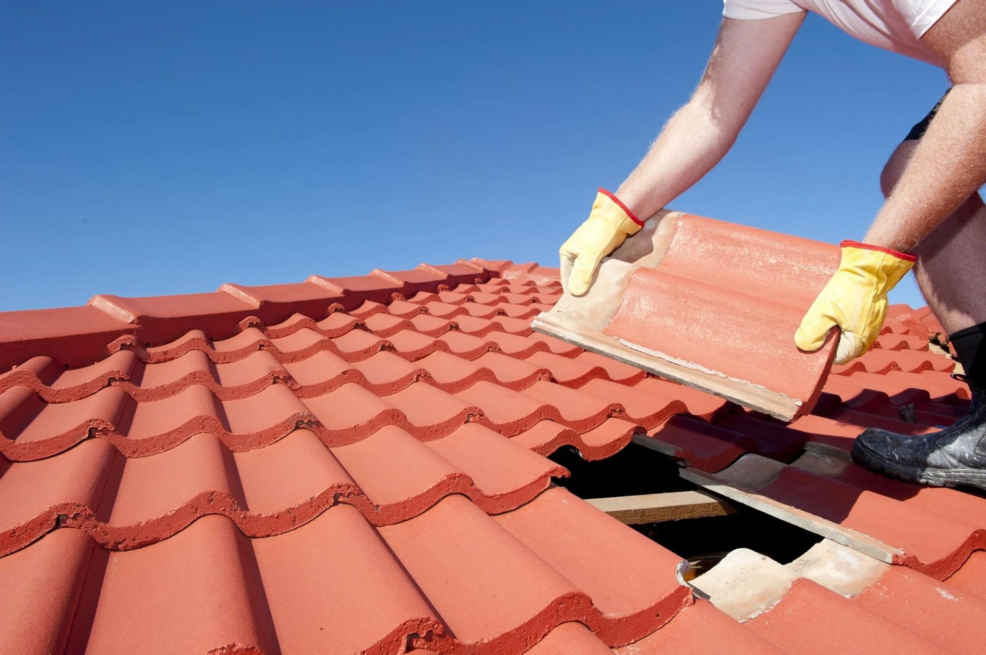 6 Signs You Need An Emergency Roof Repair Service