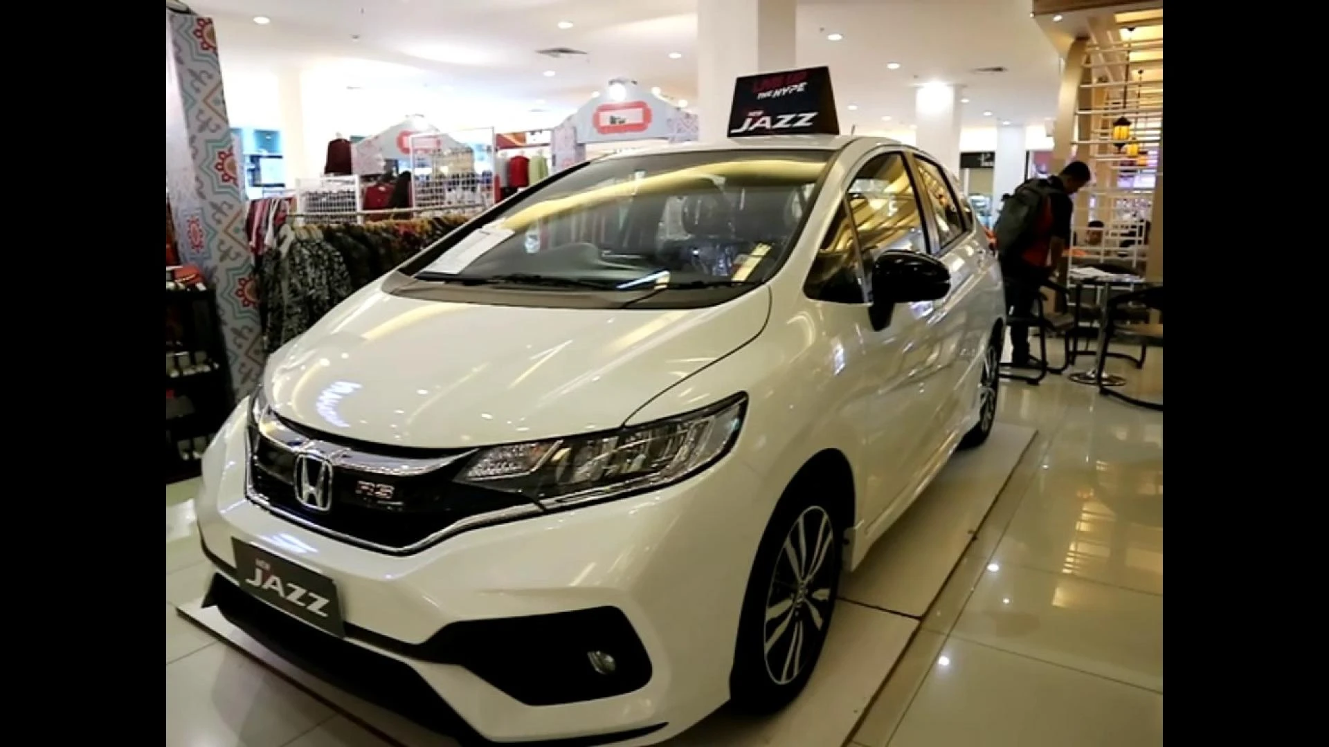 This is the comparison of the specifications of the Toyota Yaris and Honda Jazz
