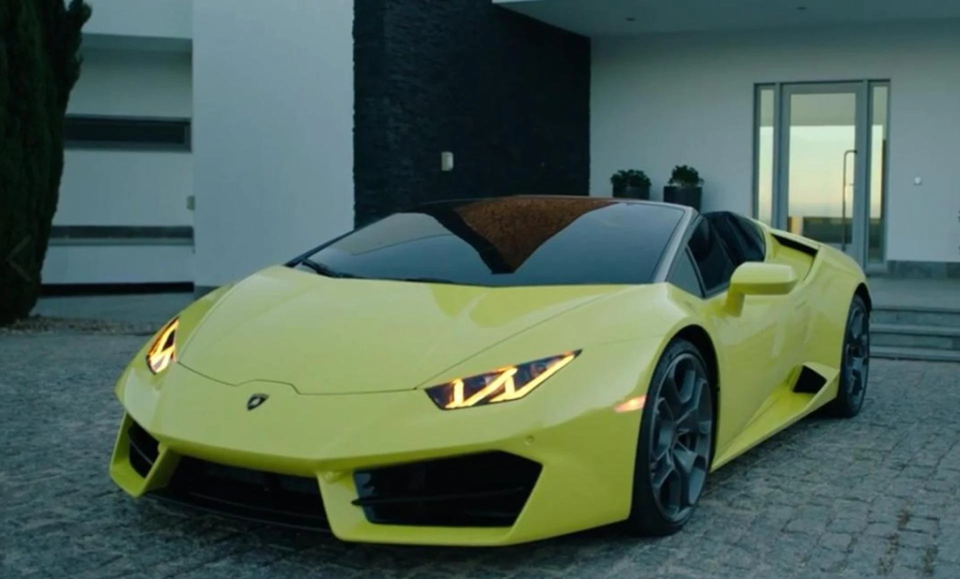 Lamborghini Huracan: luxurious and domineering