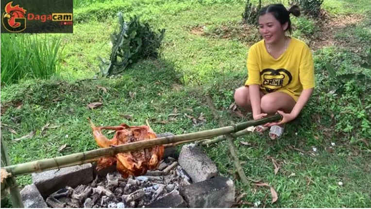 Cái kết nào cho cô con gái dám mần thịt gà của bà Tân Vlog?