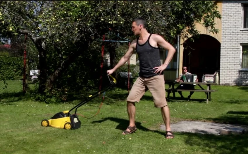 Choosing Between a Push Lawn Mower and Riding Mower