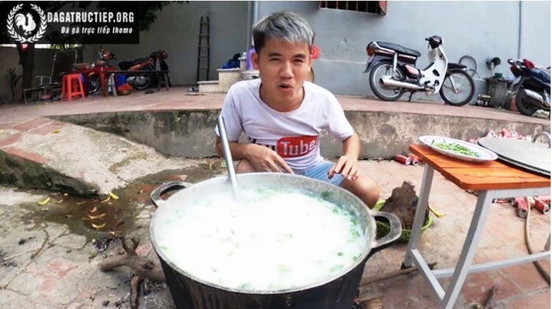 “Cháo gà nguyên lông” – món “khoái khẩu” của một số Youtuber nổi tiếng