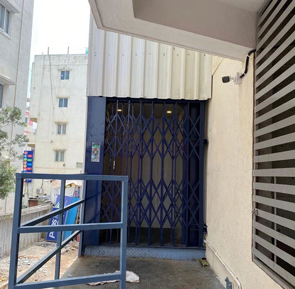 Are there different sizes available for Hydraulic Goods Lifts?