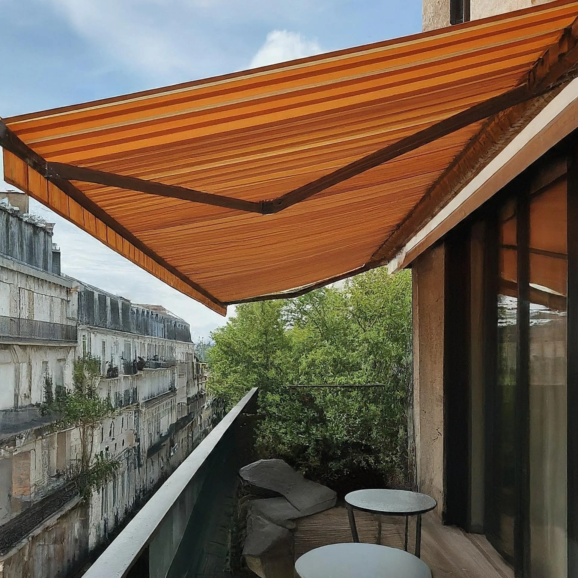 5 Benefits Of A Motorized Retractable Awning