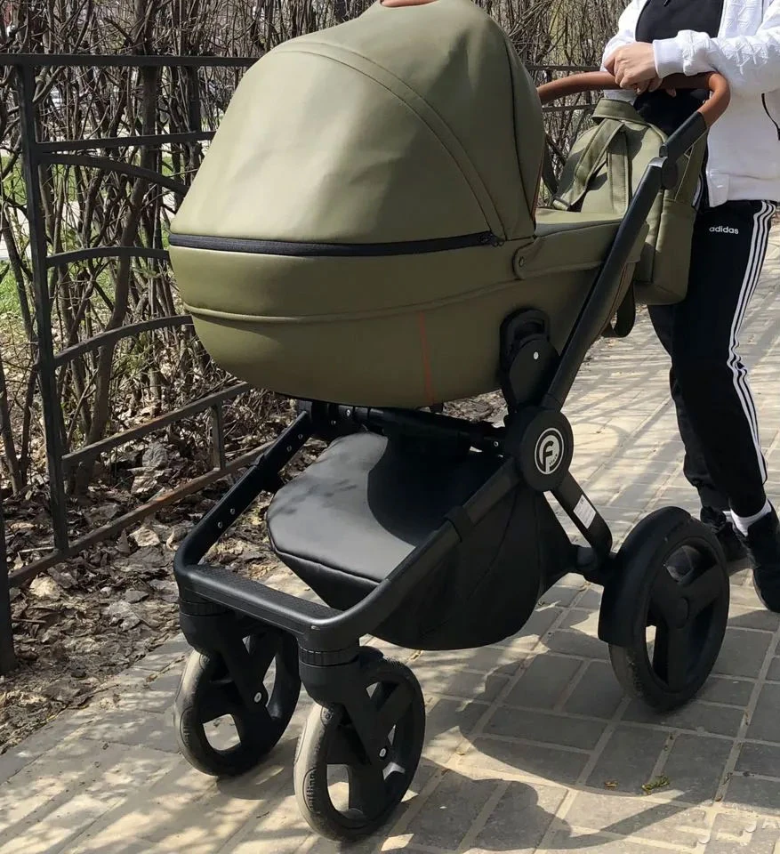 A 3-in-1 pushchair with quick folding is a must-have for parents