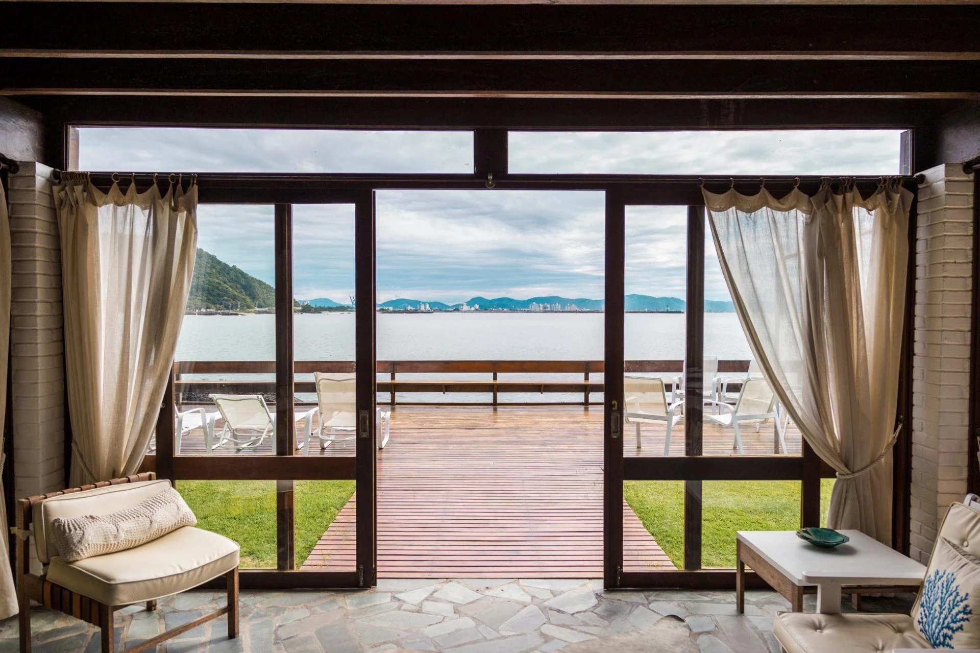Why Retractable Screens Are Perfect for Coastal Living