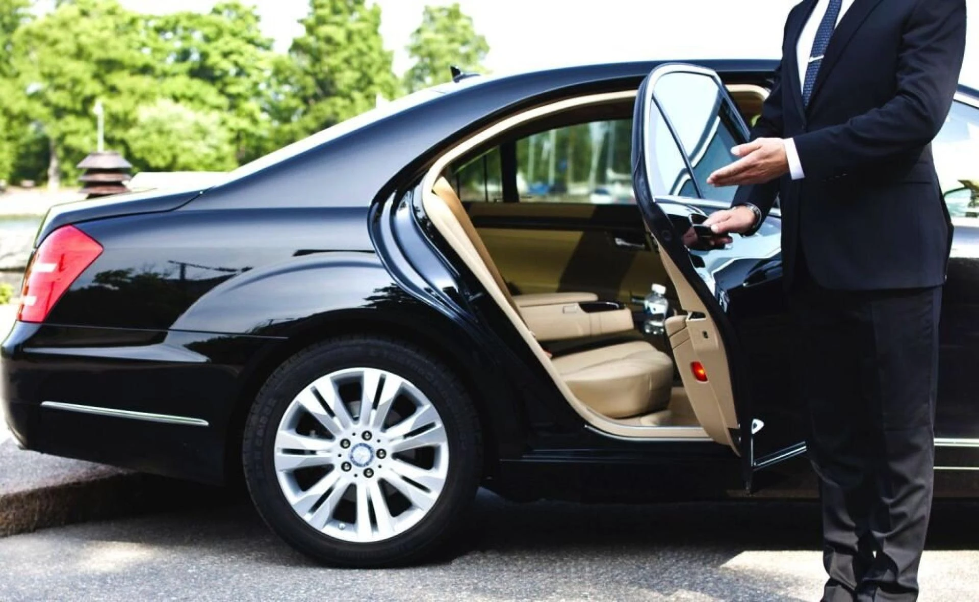 Best Airport Limousine Services in Singapore: VIP and Corporate Limo Excellence