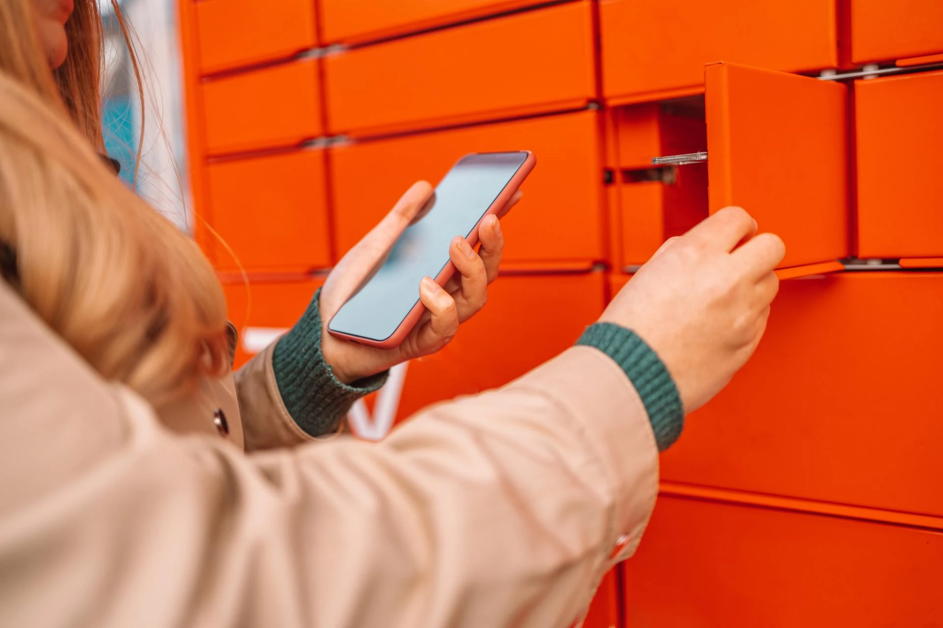 How Smart Lockers Help Businesses Manage High-Parcel Volumes