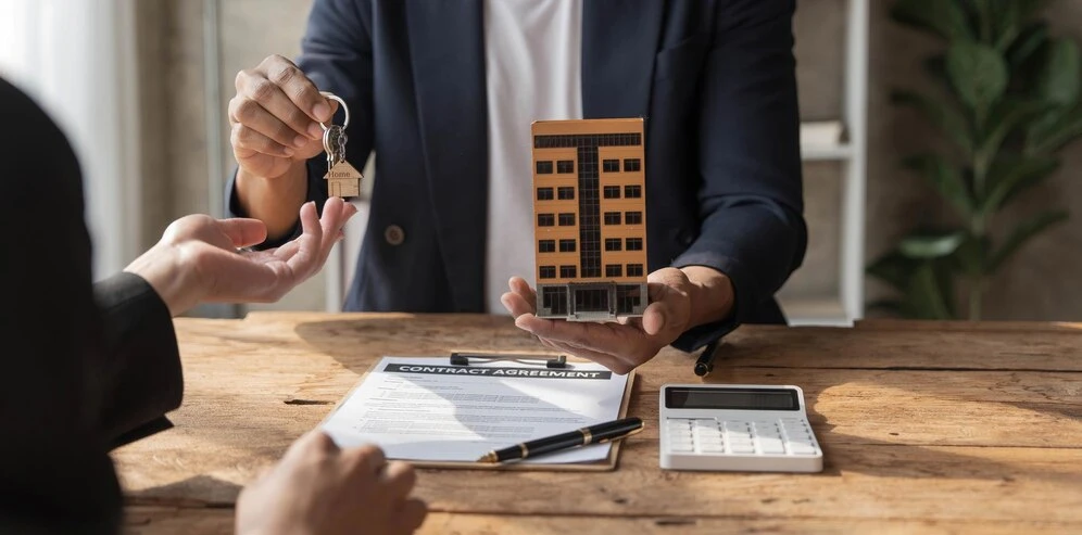 Top 5 Red Flags a Real Estate Lawyer in Toronto Can Help You Avoid