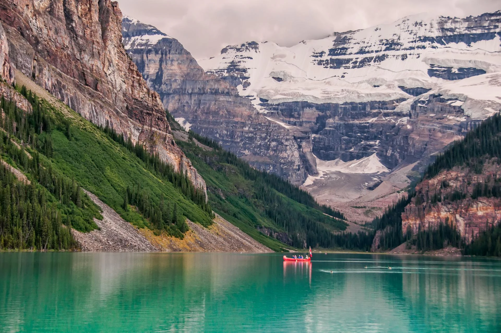 Discover the Beauty of Lake Louise with Banff Tour Packages