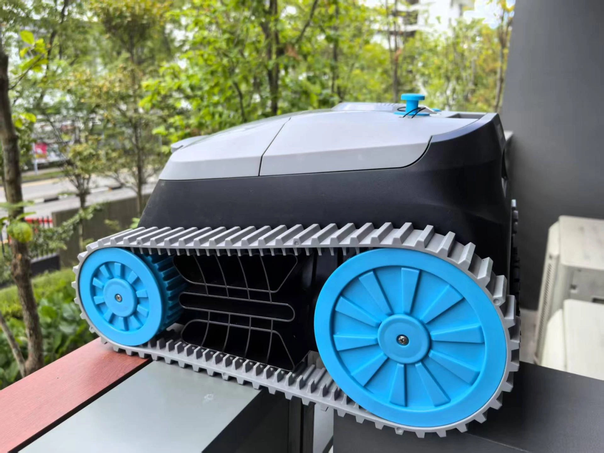 Smart Robot for a Spotless Pool: A Comprehensive Review