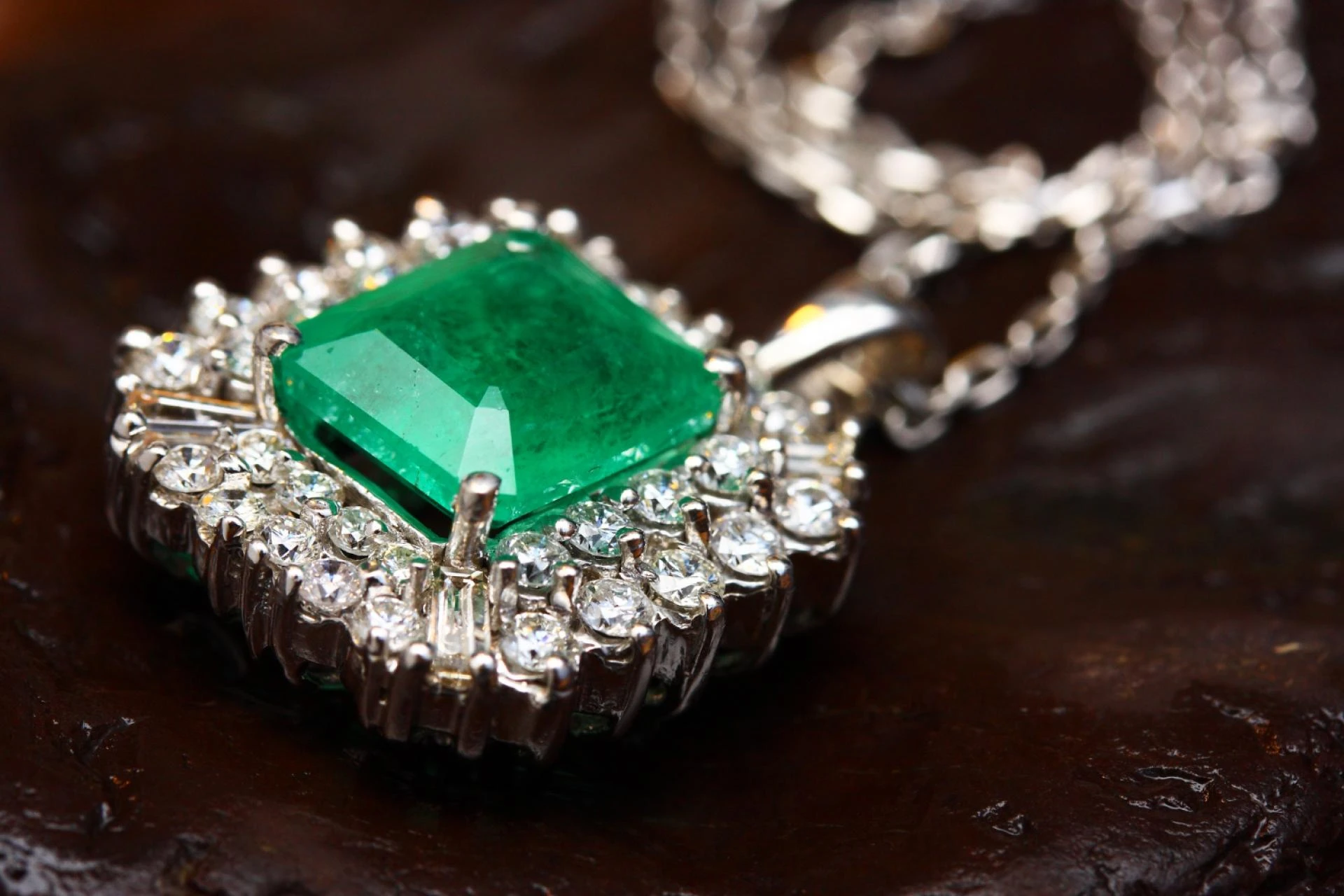 How to Buy Emeralds at the Best Price: A Complete Guide